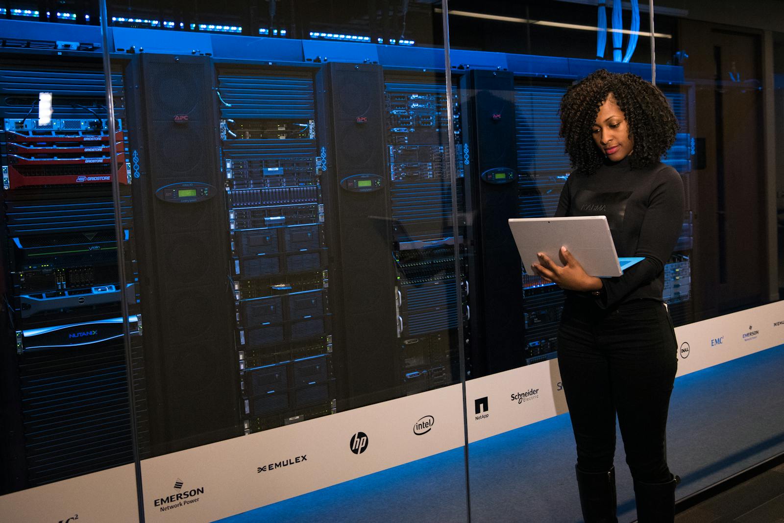 Technicien MSP intervenant sur des serveurs PME pour la mise en conformité NIS2