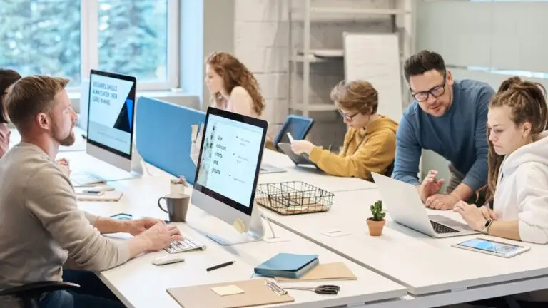 Équipe d'une société de services collaborant autour d'un projet de diversification vers l'infogérance managée et le revenu récurrent