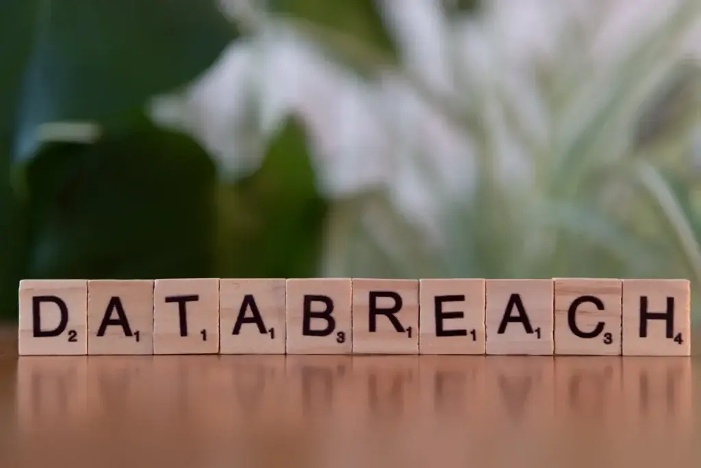 Lettres en bois formant les mots « data breach » sur une table, illustrant la fuite de données personnelles évoquée par le baromètre Cybermois 2026