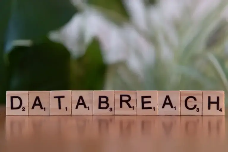Lettres en bois formant les mots « data breach » sur une table, illustrant la fuite de données personnelles évoquée par le baromètre Cybermois 2026